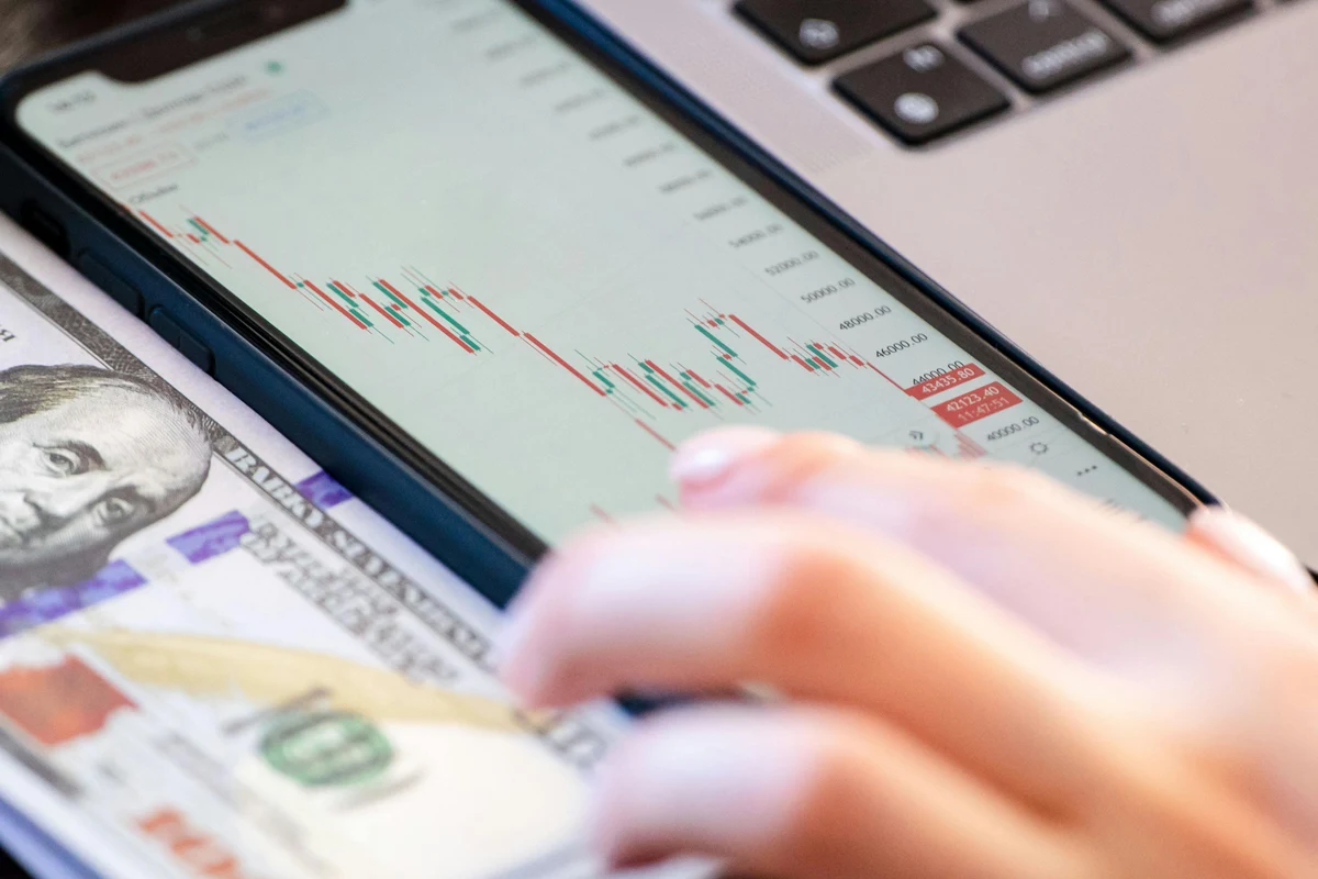 Comienza febrero con fuerte corrección: tecnología e inflación en el centro de la escena