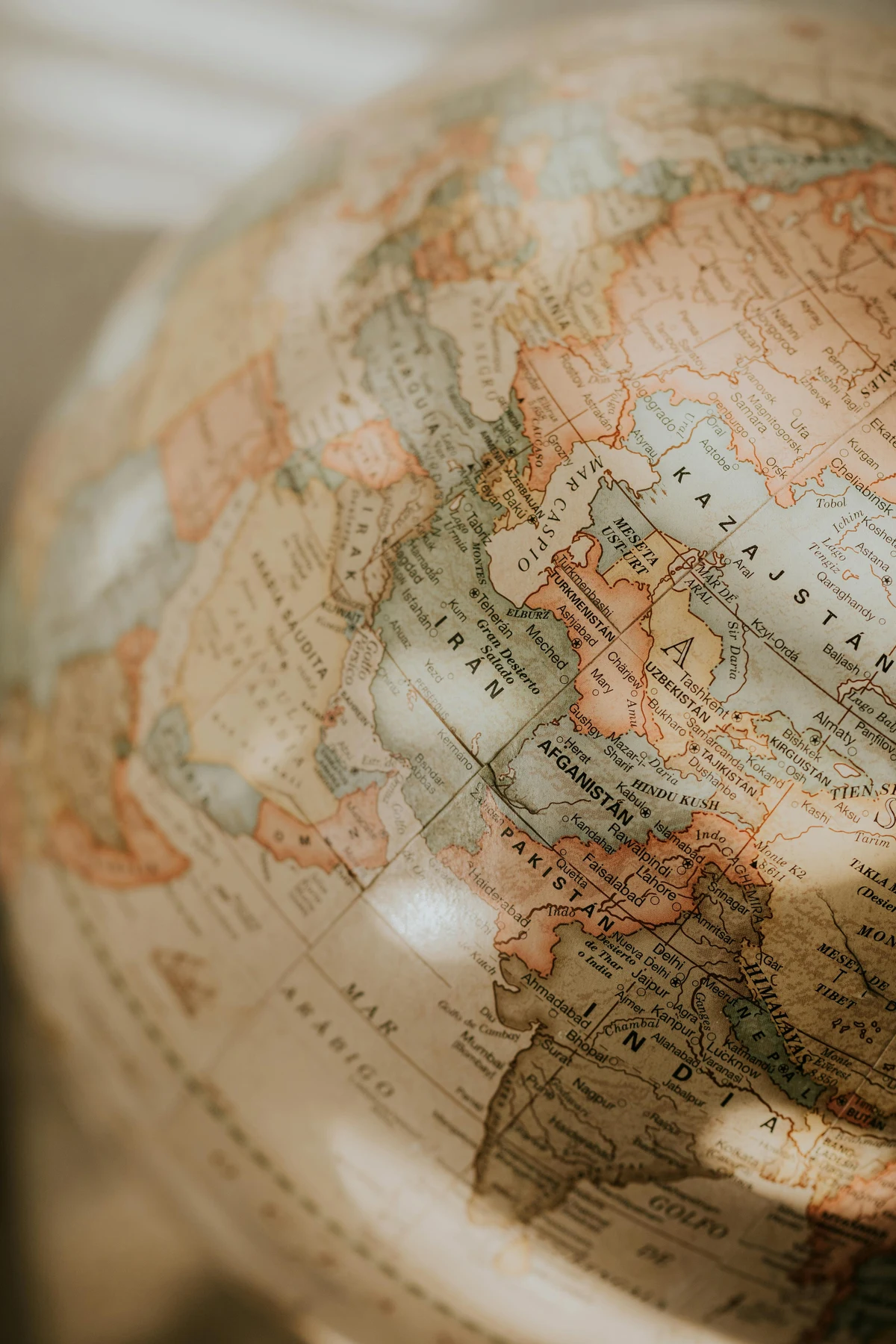 Geopolítica en tensión: diplomacia frágil, energía volátil y mercados atentos