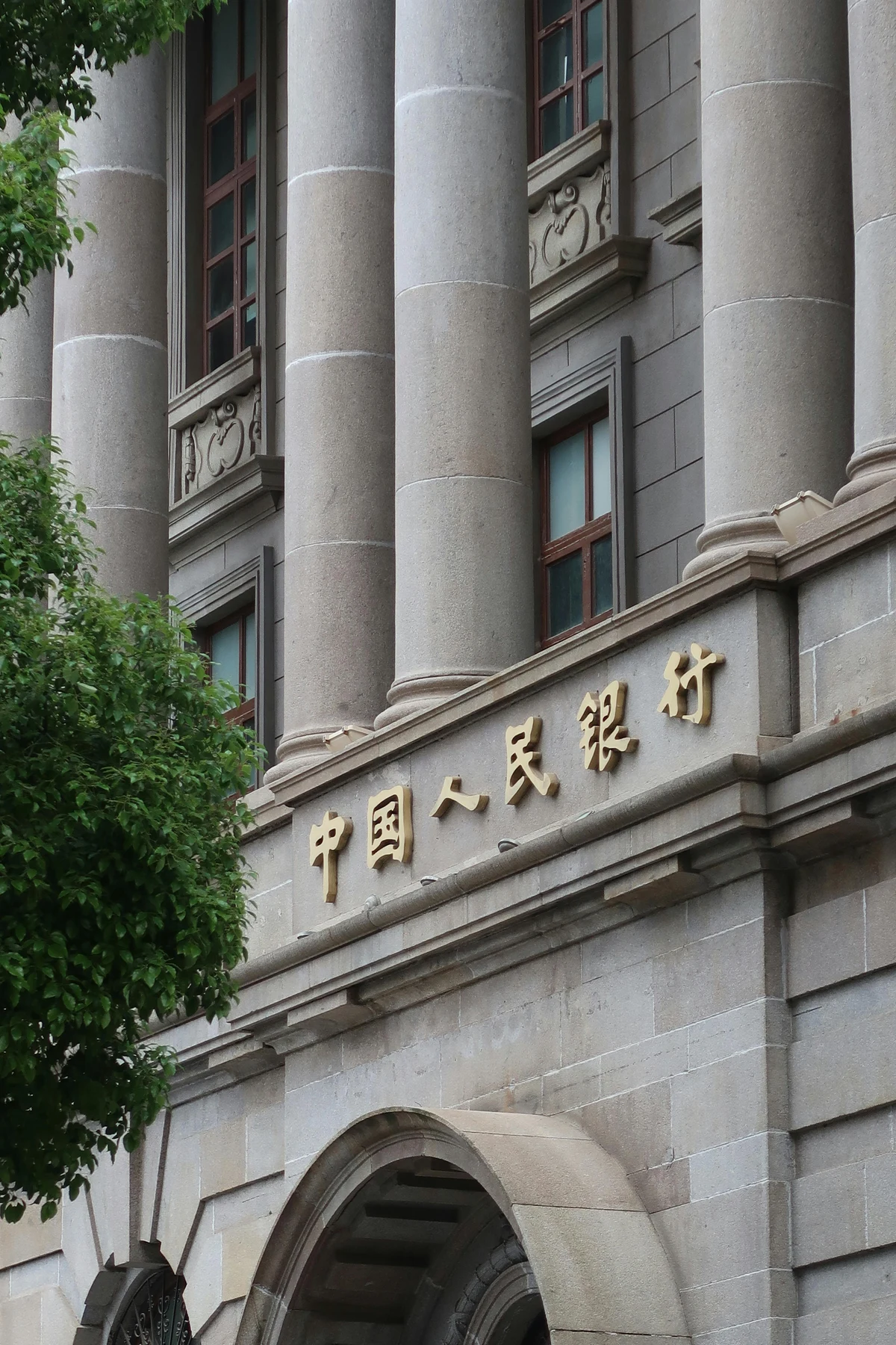 Hang Seng arranca la semana con rebote selectivo: minería y energía lideran en Hong Kong