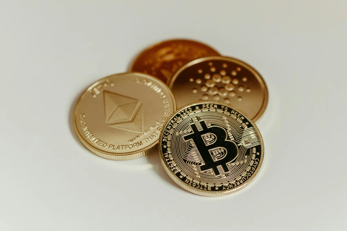 Altcoins muestran mayor dispersión, mientras Bitcoin sigue consolidando.