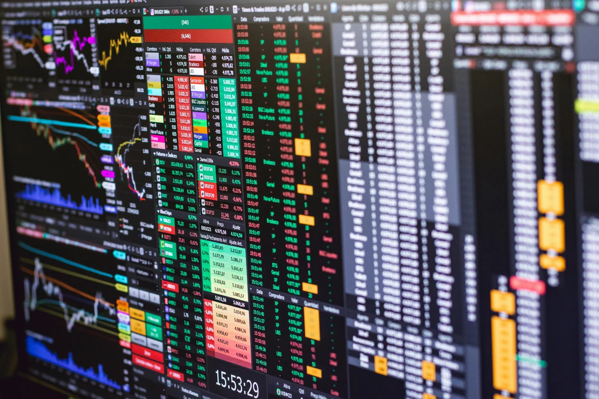 Wall Street resiste, Europa corrige y la volatilidad repunta: el balance semanal en índices