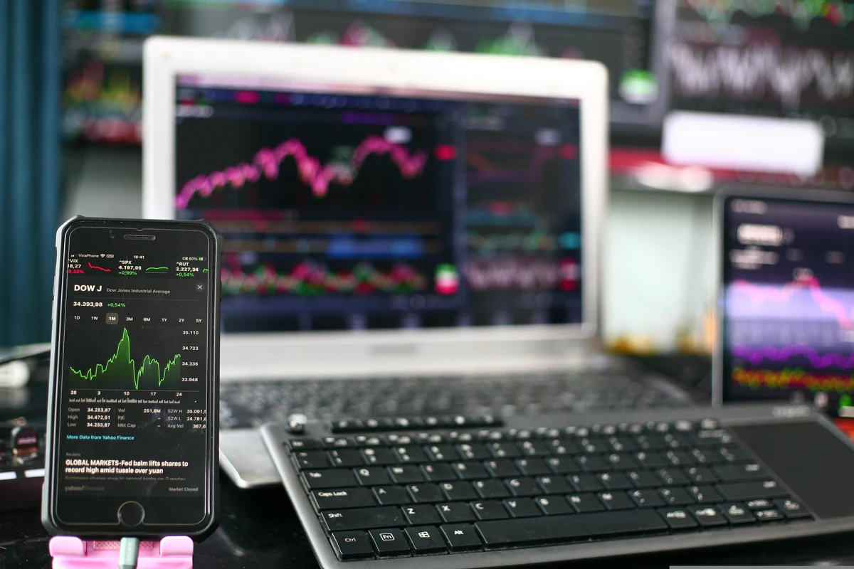 Caídas generalizadas en un mercado condicionado por la energía y el dólar