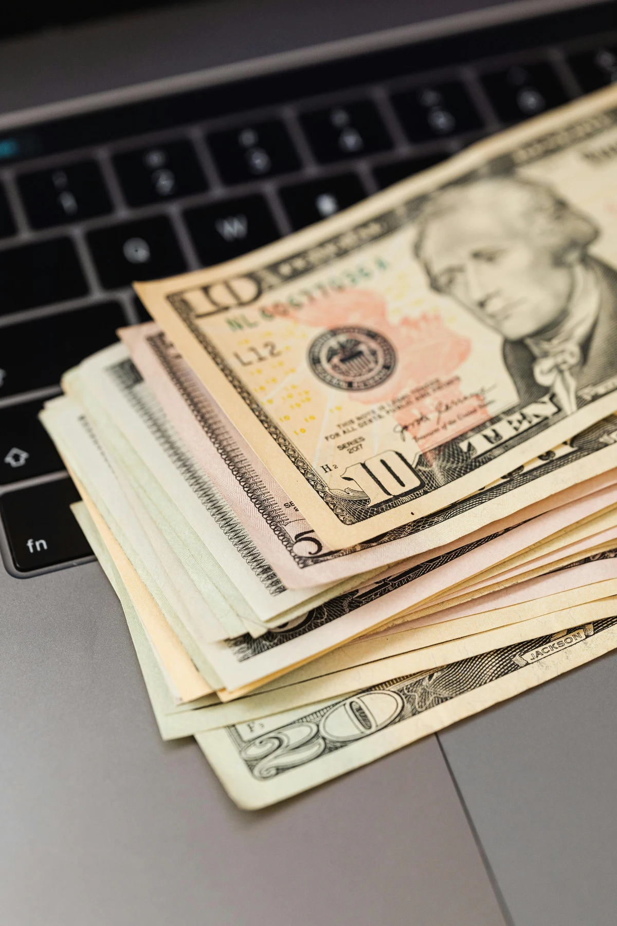 El dólar se mantiene firme mientras el mercado busca dirección