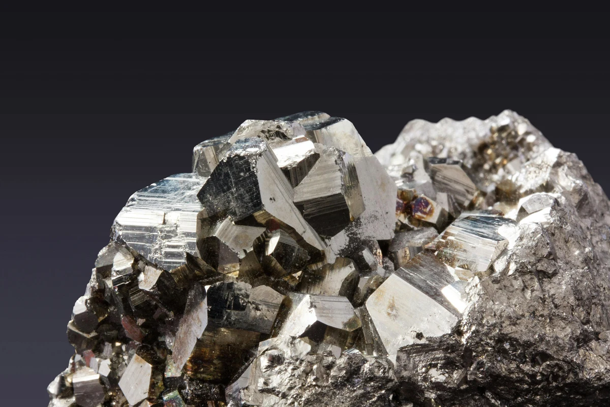 Energía en lo alto del mercado mientras los metales siguen bajo presión estructural