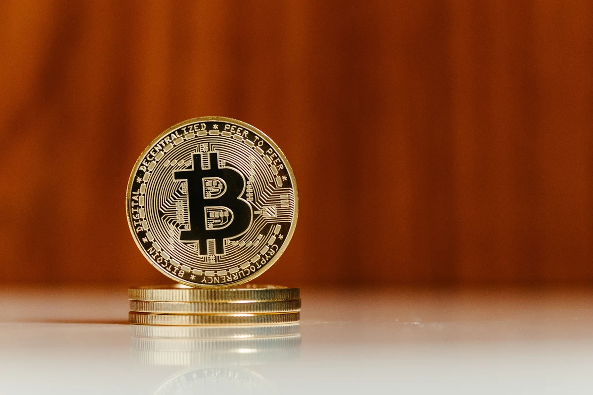 Bitcoin se mantiene firme, pero el mercado pierde impulso
