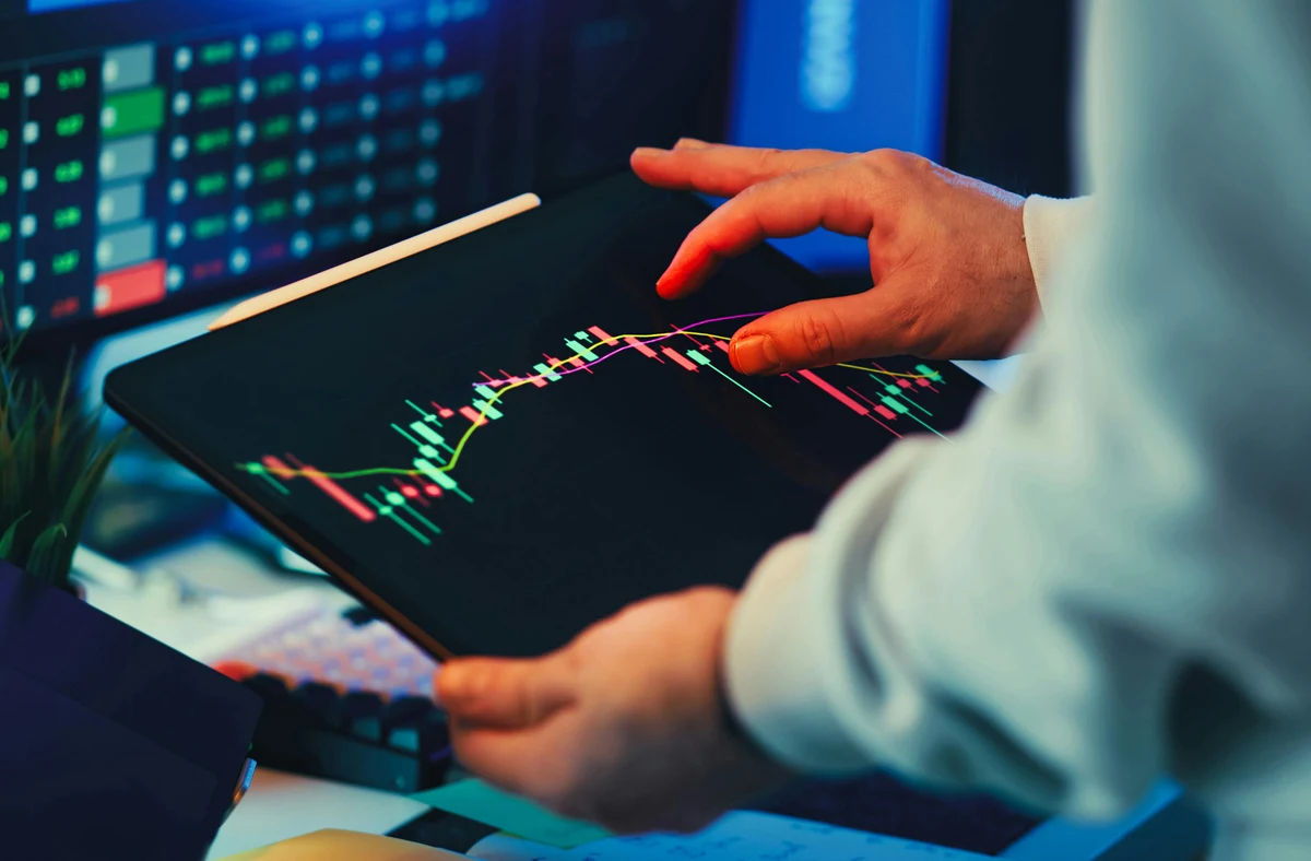 Tecnología lidera, energía pierde impulso y el mercado rota sin salir del riesgo