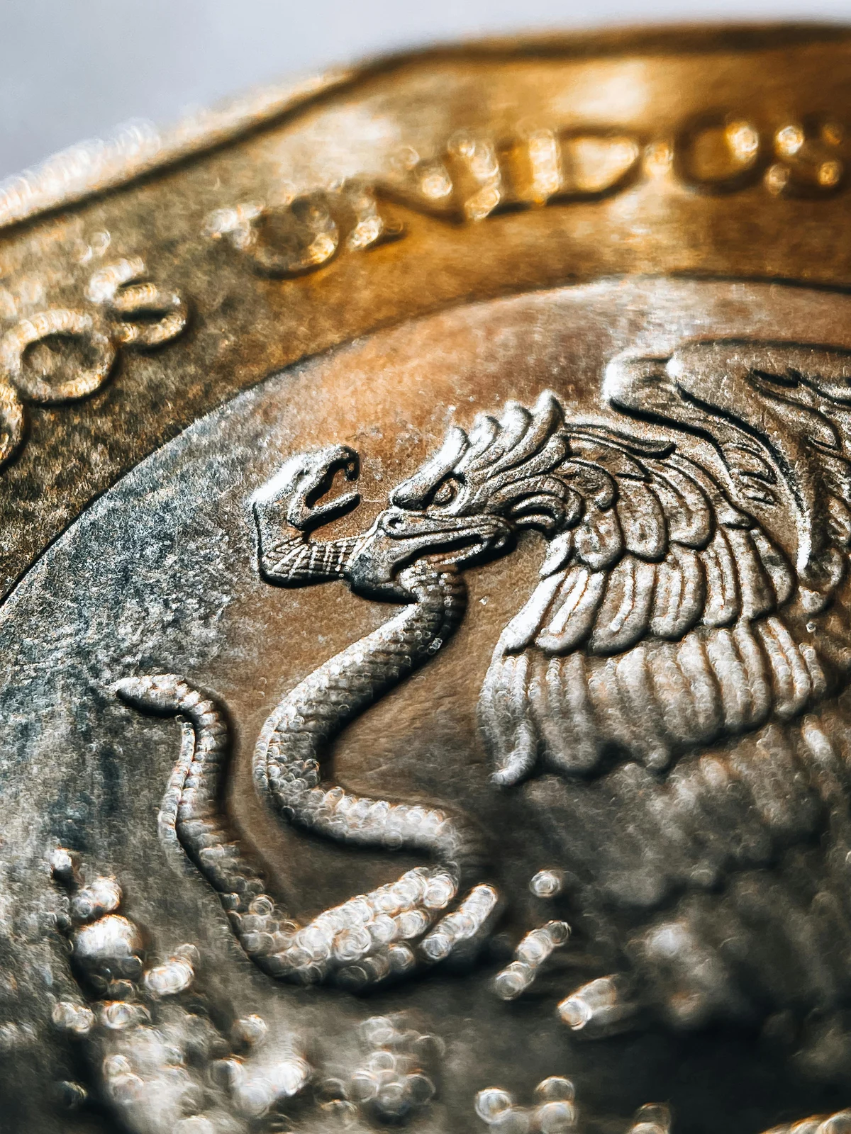 El peso mexicano gana terreno en un entorno de flujos y tasas diferenciales