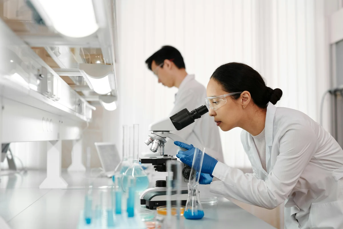 Small caps y biotecnología disparan la volatilidad: la bolsa estadounidense cierra una semana extrema entre rallies alcistas y fuertes desplomes