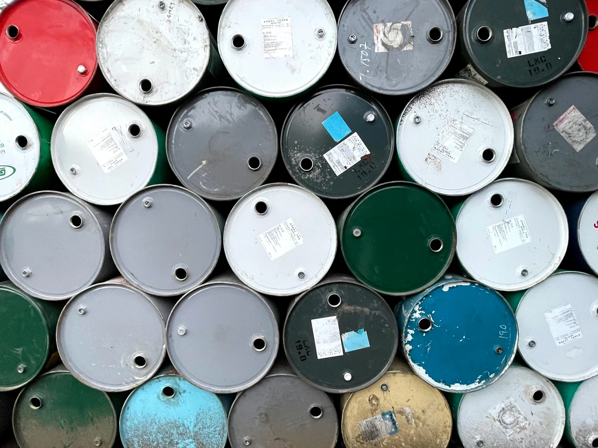 El petróleo se fortalece mientras los metales corrigen: las commodities cierran una semana de alta rotación y volatilidad