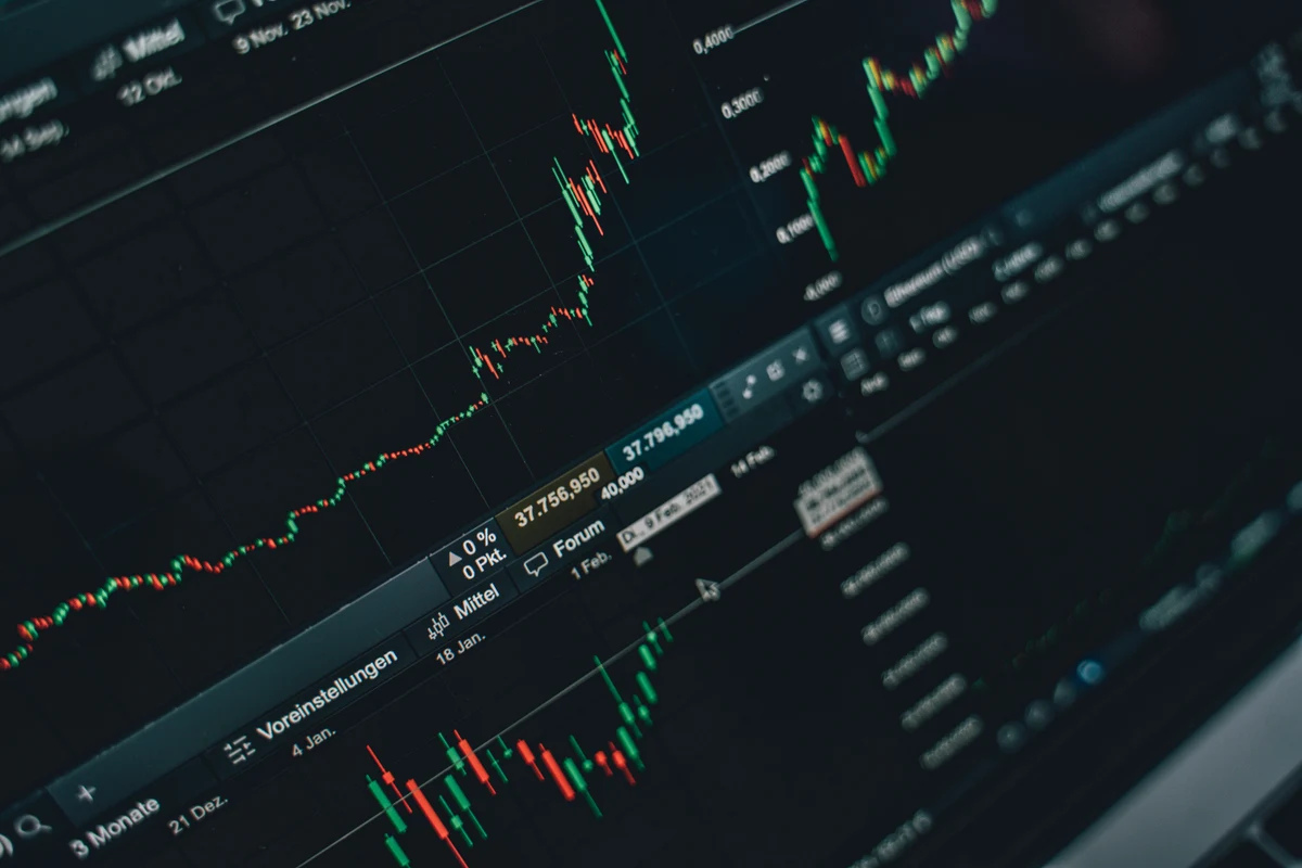 ETFs cierran una nueva semana de rotación y cobertura: energía resiste mientras tecnología y mineras corrigen