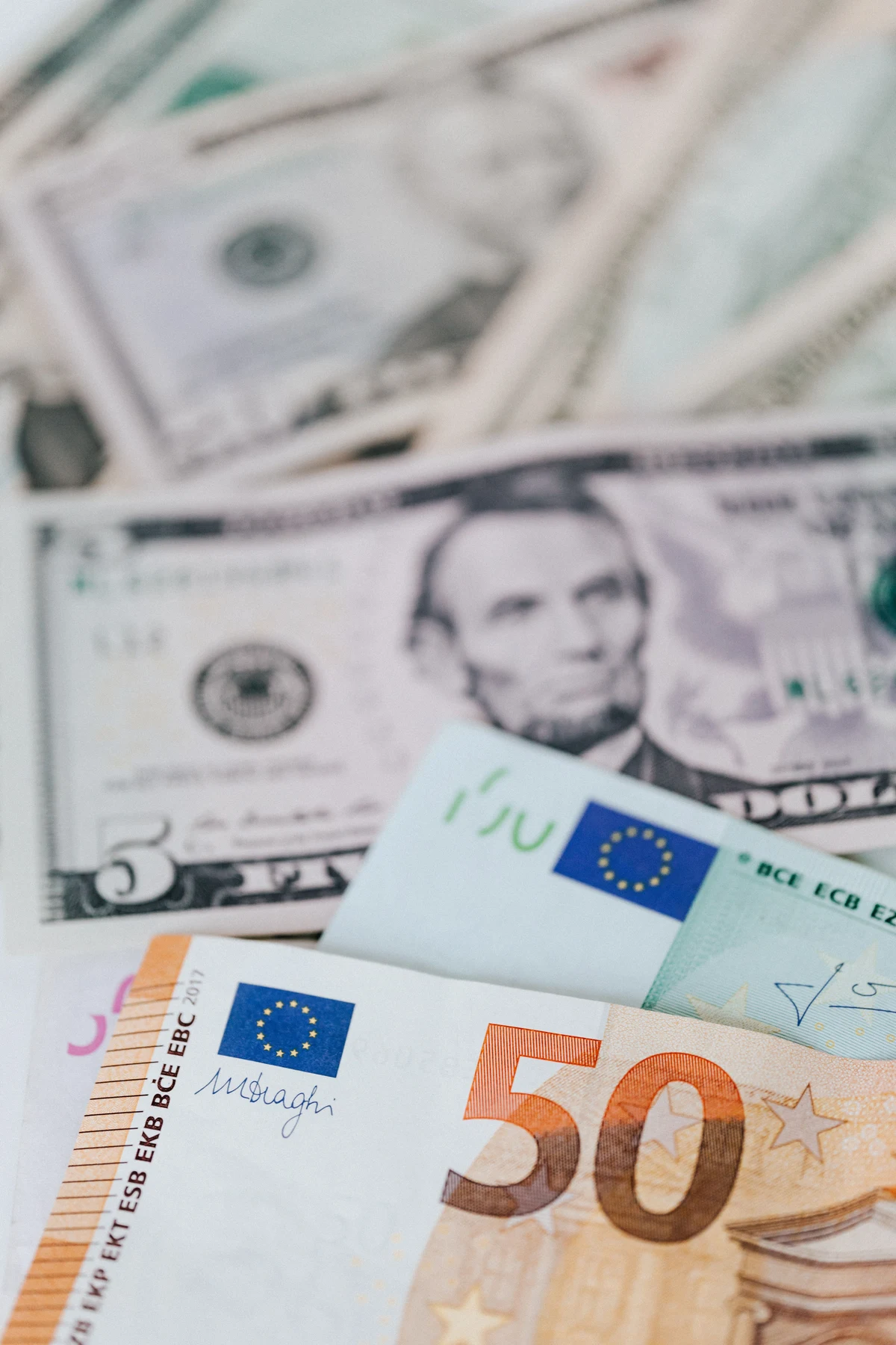 El dólar mantiene el control mientras el euro y las divisas ligadas al crecimiento cierran la semana bajo presión