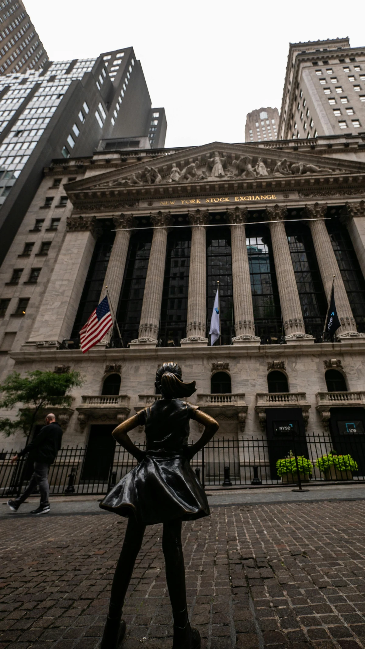 Las bolsas globales cierran la semana con optimismo moderado mientras Asia mantiene el liderazgo anual