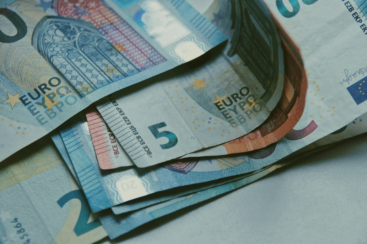 EUR/USD pierde impulso tras tocar máximos recientes y entra en fase de consolidación antes del NFP