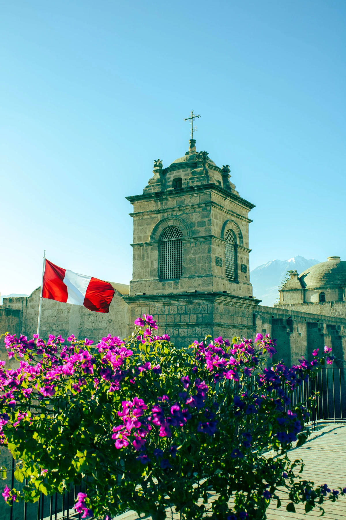 Elecciones en Perú: un resultado ajustado mantiene en vilo a inversores y mercados