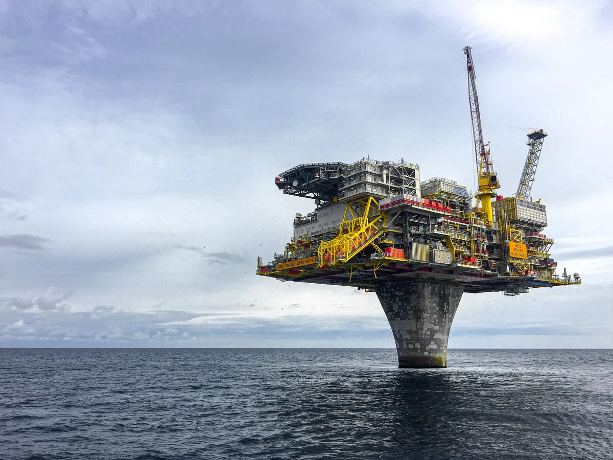 Petróleo rebota con fuerza mientras los metales profundizan las caídas tras los datos de hoy