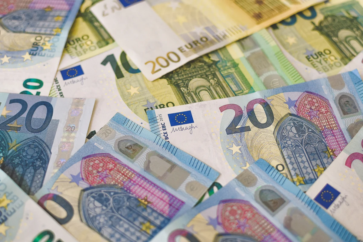 Divisas en compás de espera: el dólar resiste y el euro busca nuevos máximos