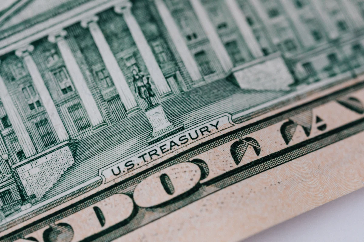 La Fed no se mueve: Warsh debuta sin sobresaltos y mantiene el rumbo monetario