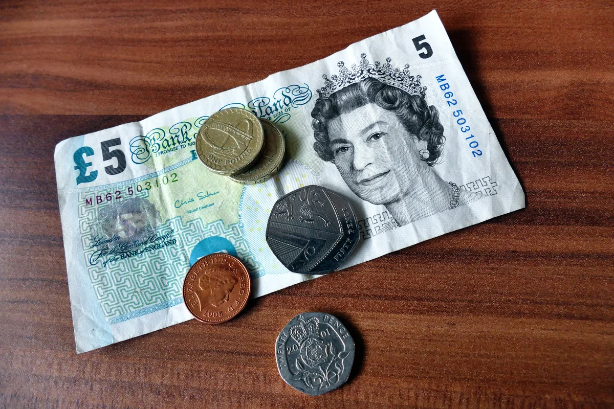 La libra busca dirección tras los datos de empleo y la decisión del Banco de Inglaterra