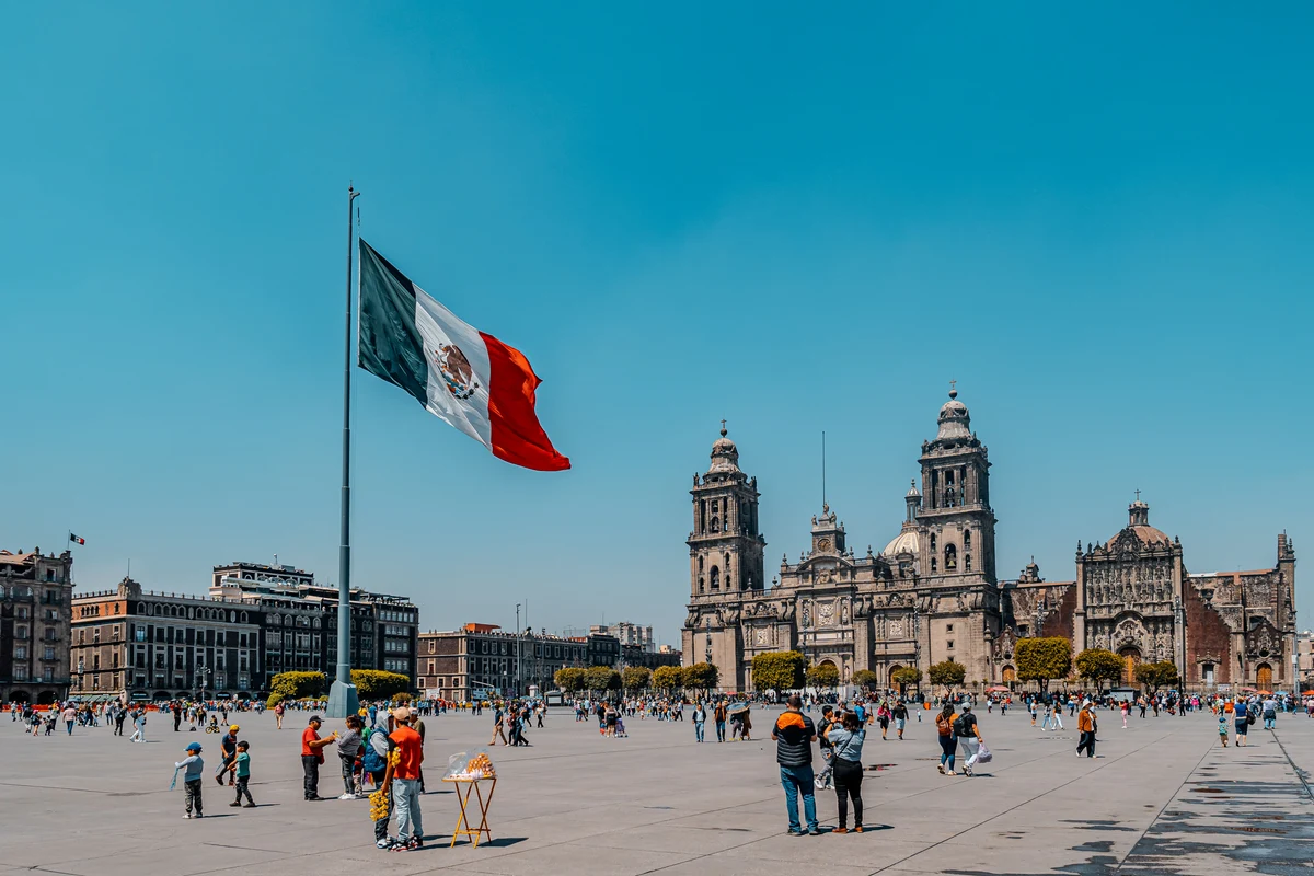El peso mexicano extiende su fortaleza y desafía la resistencia del dólar